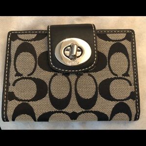 COACH Turnlock Medium Wallet in black/gray